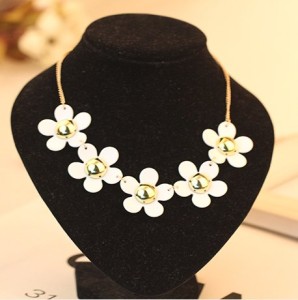 daisy necklace