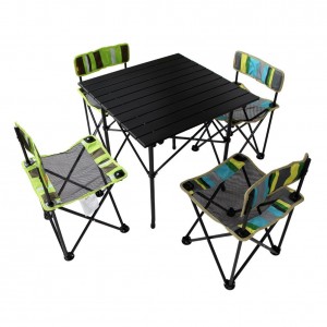 camping table and chairs